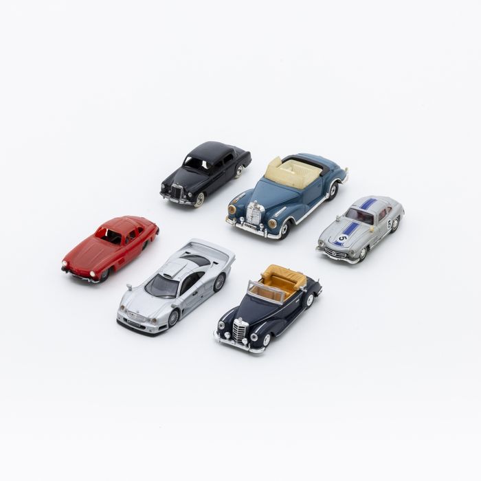 Brinquedos - Seis carros miniaturas Mercedes-Benz