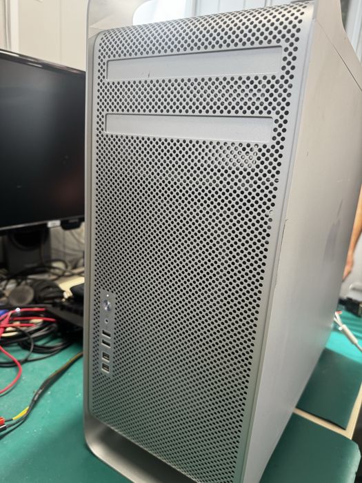 Apple Mac pro 2.4 + Apple LED Cinema Displat 27” (2560x1440)