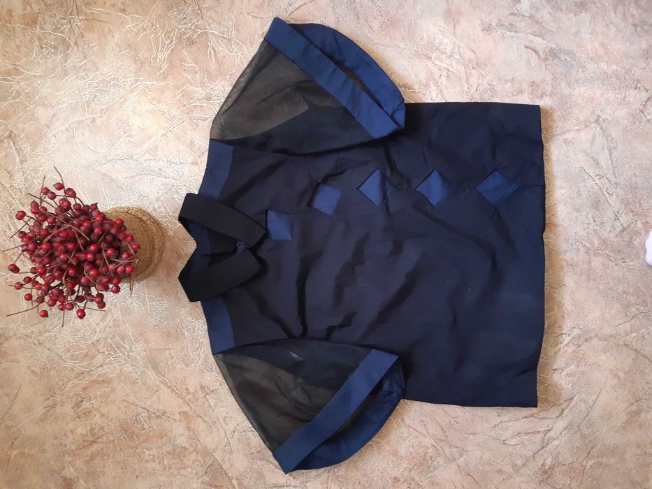 Стильная блуза с открытой спинкой и объмными рукавами