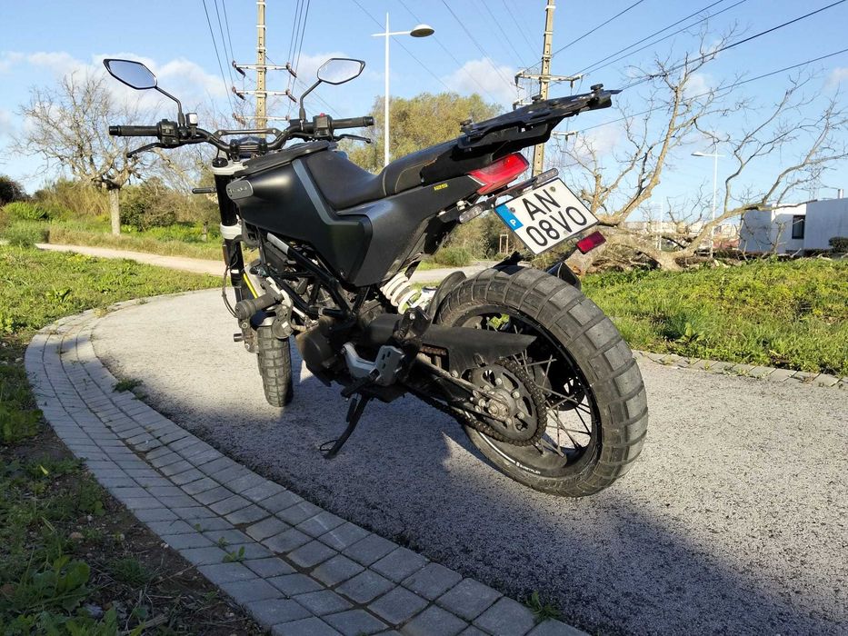 Husqvarna Svartpilen 125 – 2022 – Varios extras incluidos.