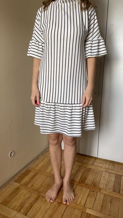 Сукня біла в темно синю смужку