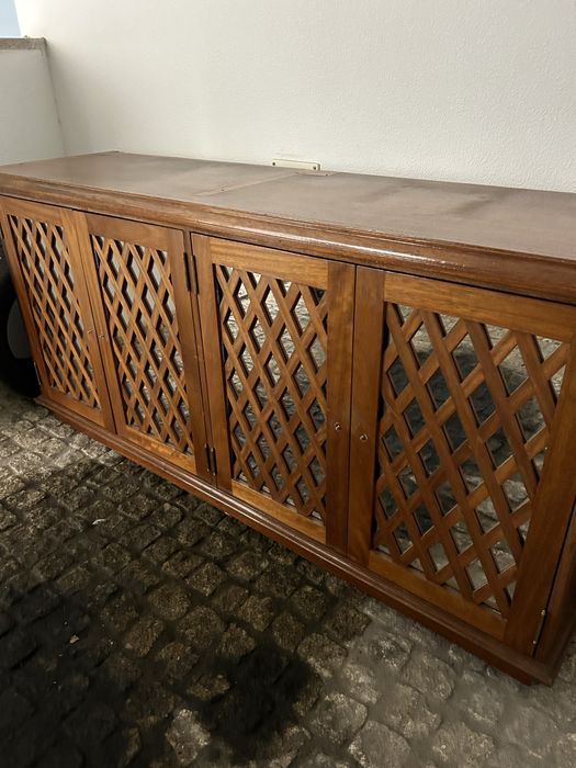 Aparador de sala com portas espelhadas