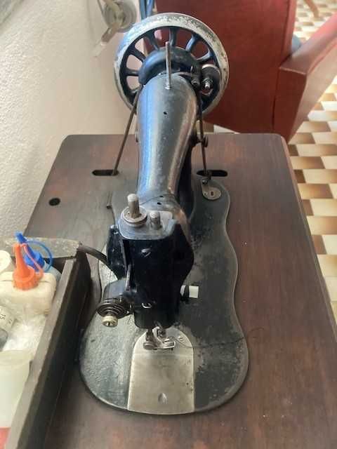 Máquina de costura SINGER antiga a funcionar