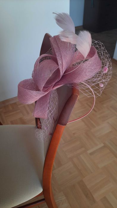 fascynator z siateczką na opasce