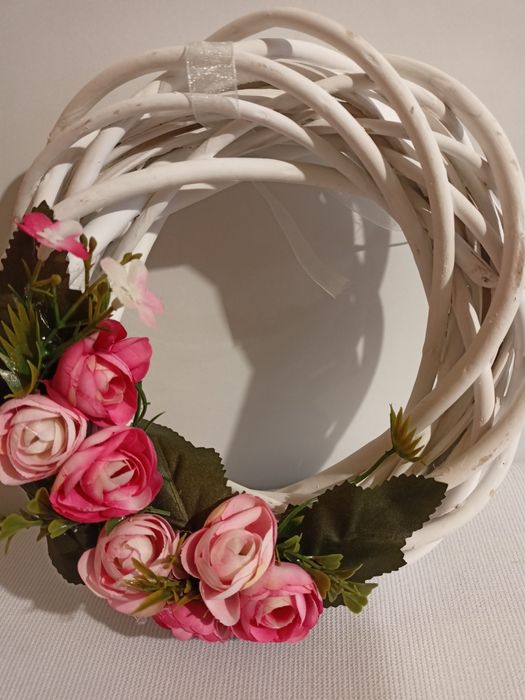 Dzień babci.Stroik wianek koszyk z kwiatami kompozycja kwiatowa Dzień