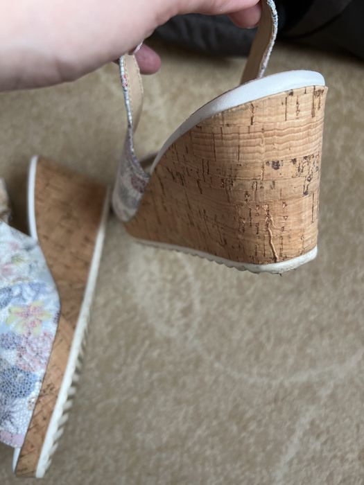 Buty na koturnie.