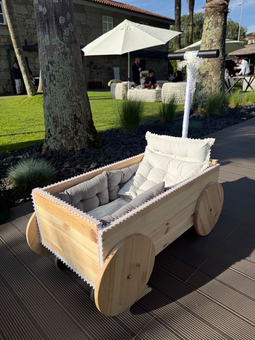 Carinho de madeira feito a mão , para casamento e outros eventos ! Orçamento por mensagem privada! Cor de laço pode mudar-se sobre pedido