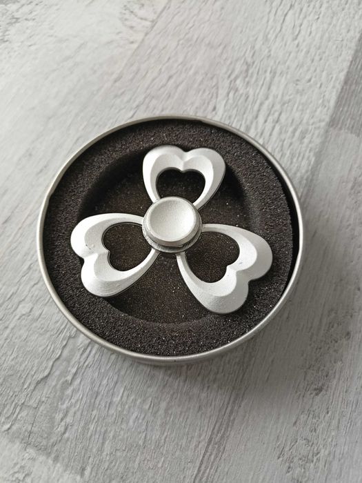 Fidget spinner serce