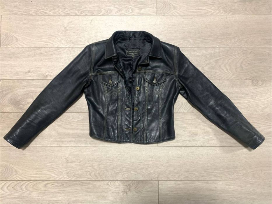 Чорна шкіряна курточка