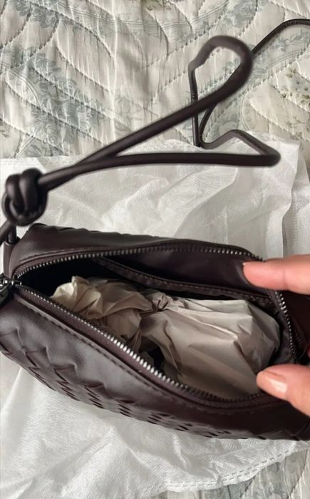 Сумка в стилі Bottega Veneta.