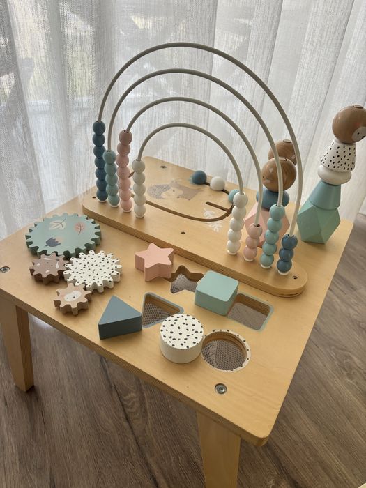 Mesa de atividades infantil em madeira + brinquedos Montessori