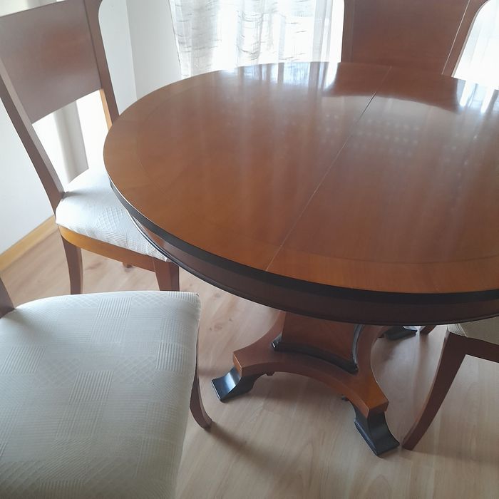 Mesa de jantar e 4 cadeiras em cerejeira