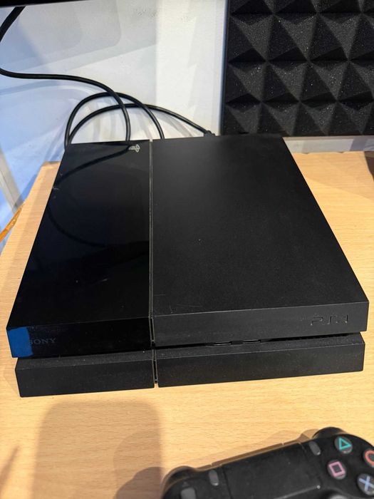 Playstation 4 + 2 Comandos