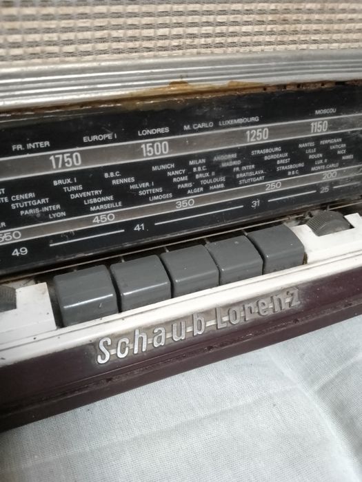 Rádio antigo a válvulas