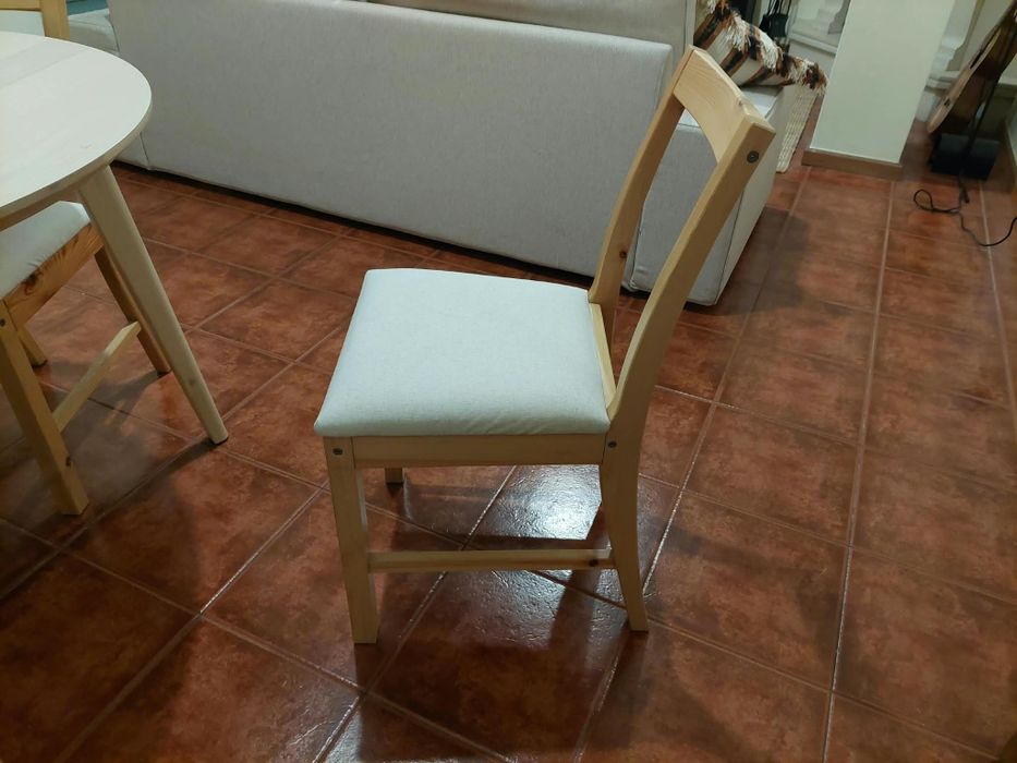 Mesa Lisabo e cadeiras de madeira como novas