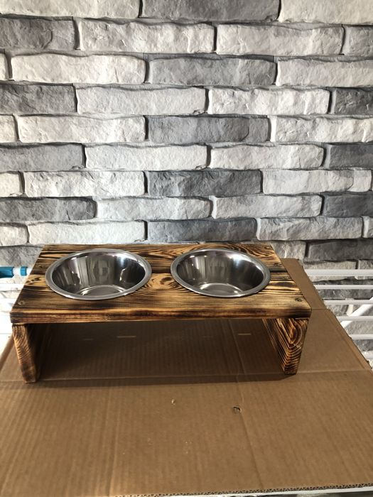Stojak z miskami dla psa