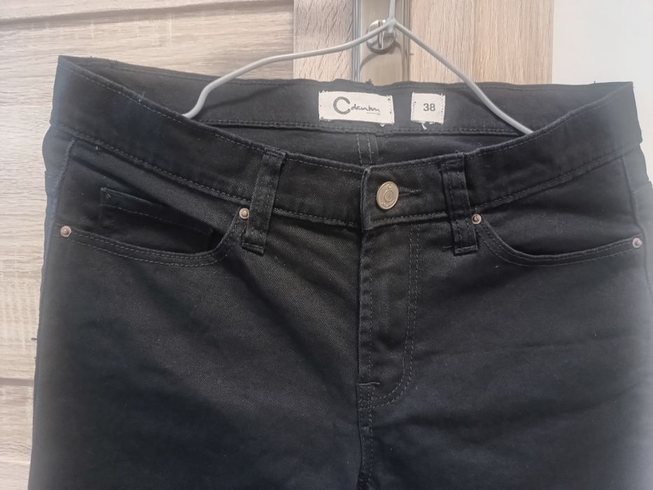 Damskie czarne klasyczne jeansowe spodnie marki Cubus 38/M