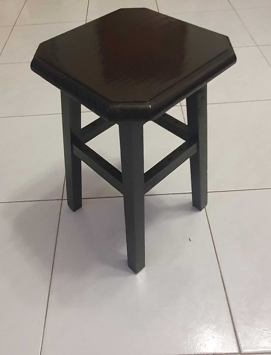 Pequeno banco artesanal, vintage, cuidadosamante manufaturado