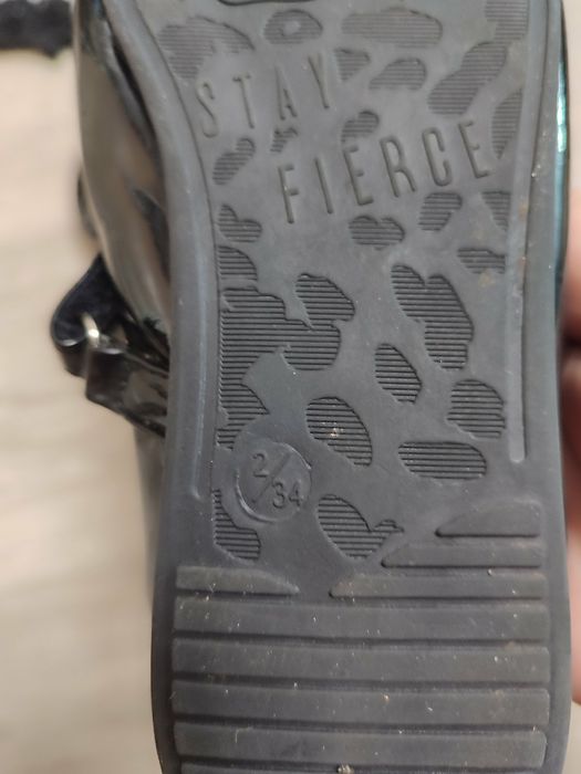 Туфлі на дівчинку в школу продам