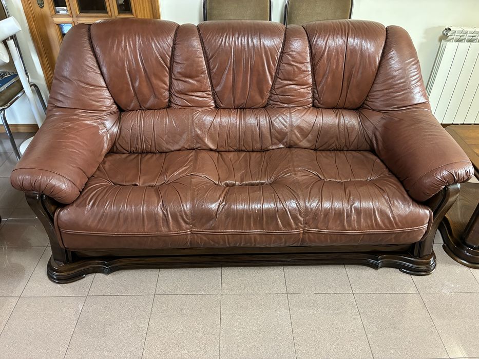 Sofás de pele e madeira