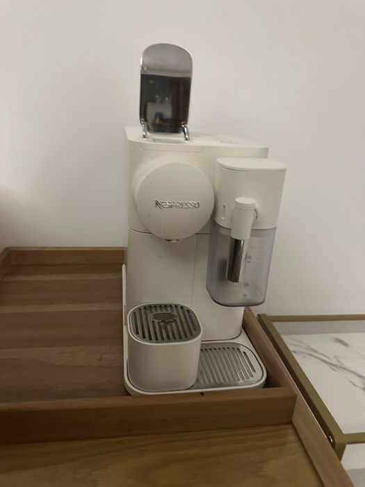 Maquina cafe Nespresso lattissima one