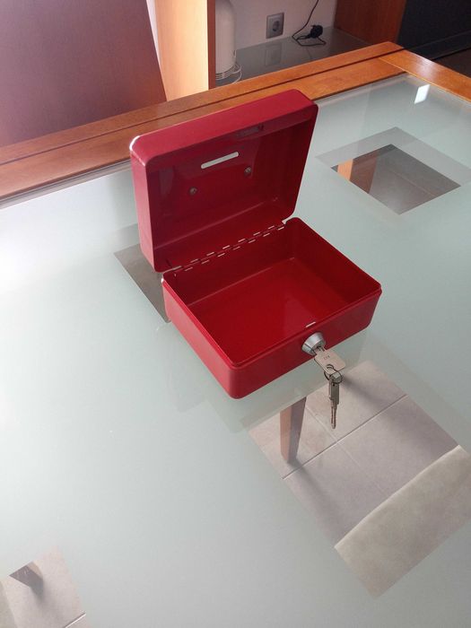 Cofre com fechadura e chave como novo