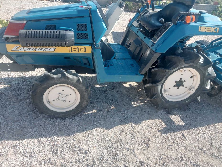 Mini trator Izeki 160 4x4 de 16 CV com frese