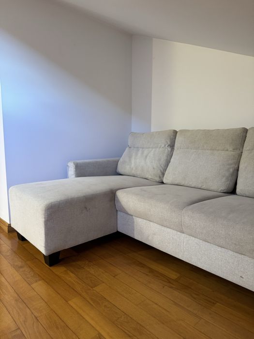 Sofá de 3 lugares em bege, com chaise longue