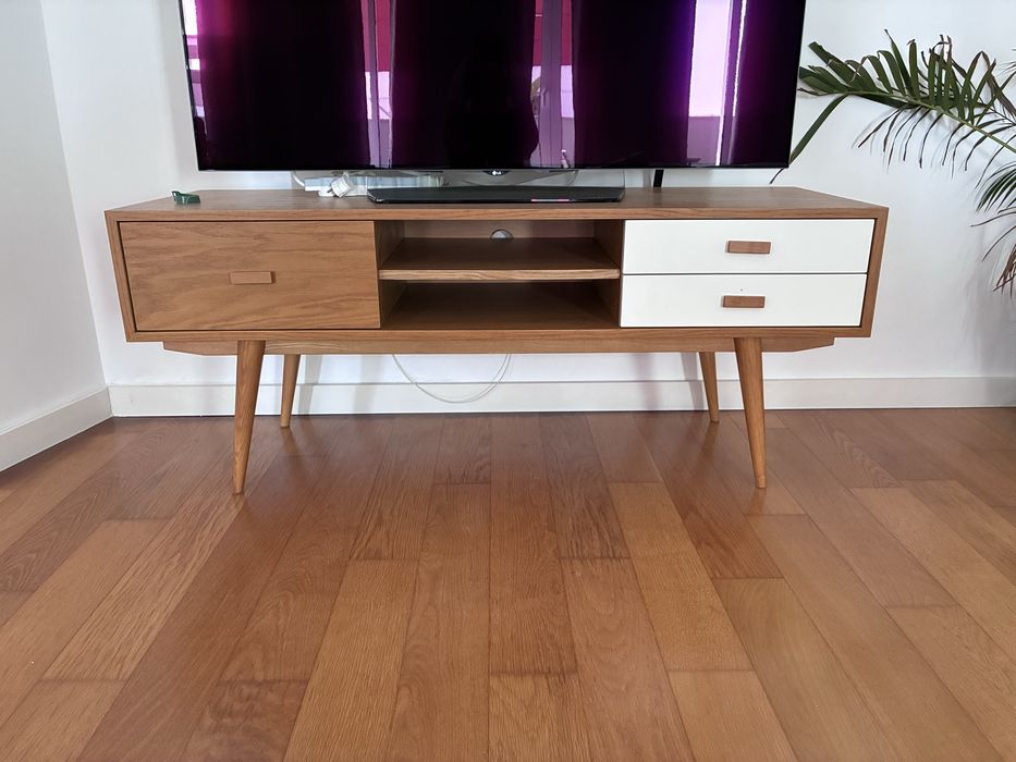 Sofá, móvel TV, TV, mesa de centro