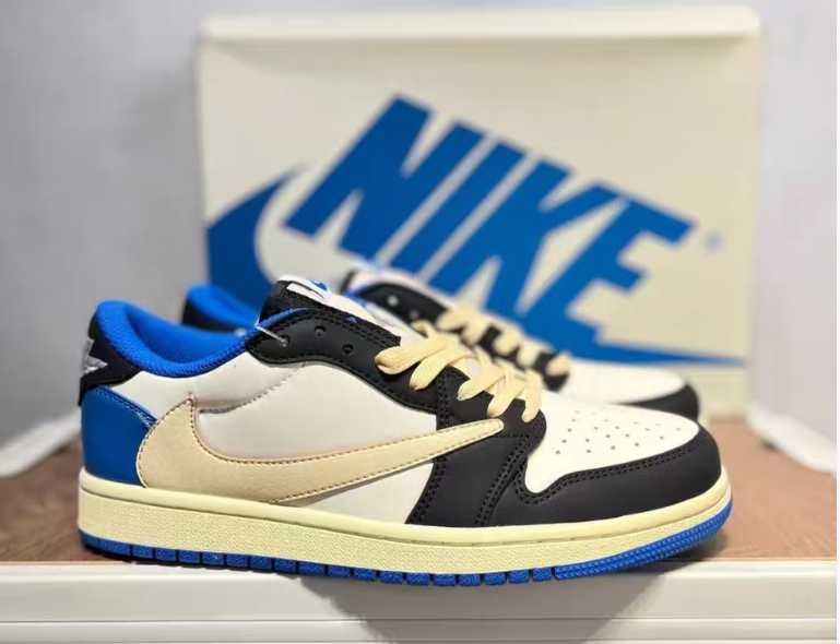 Nike Reverse Swoosh Low-top Triple Collaboration Lightning R.41