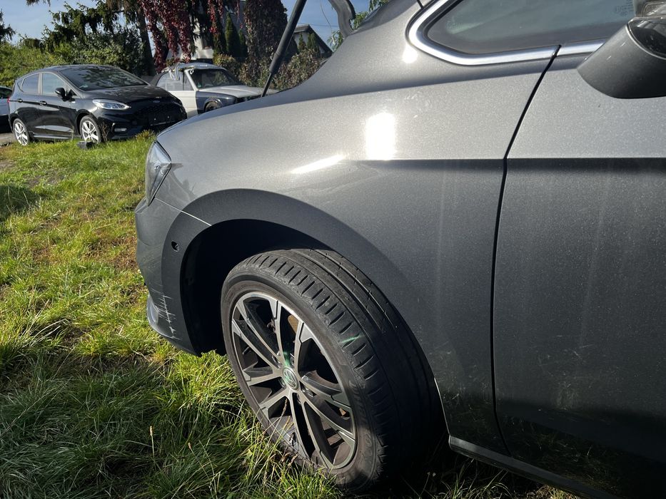 Vw Golf VII Sportsvan blotnik lewy przod LR7H Igla w kolor