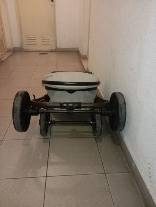 Carrinho de bebé como novo