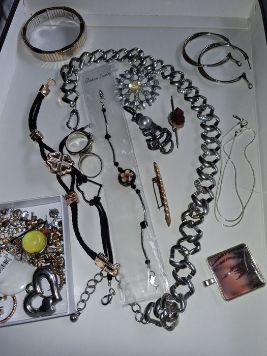 Paka biżuterii od vintage do współczesnej