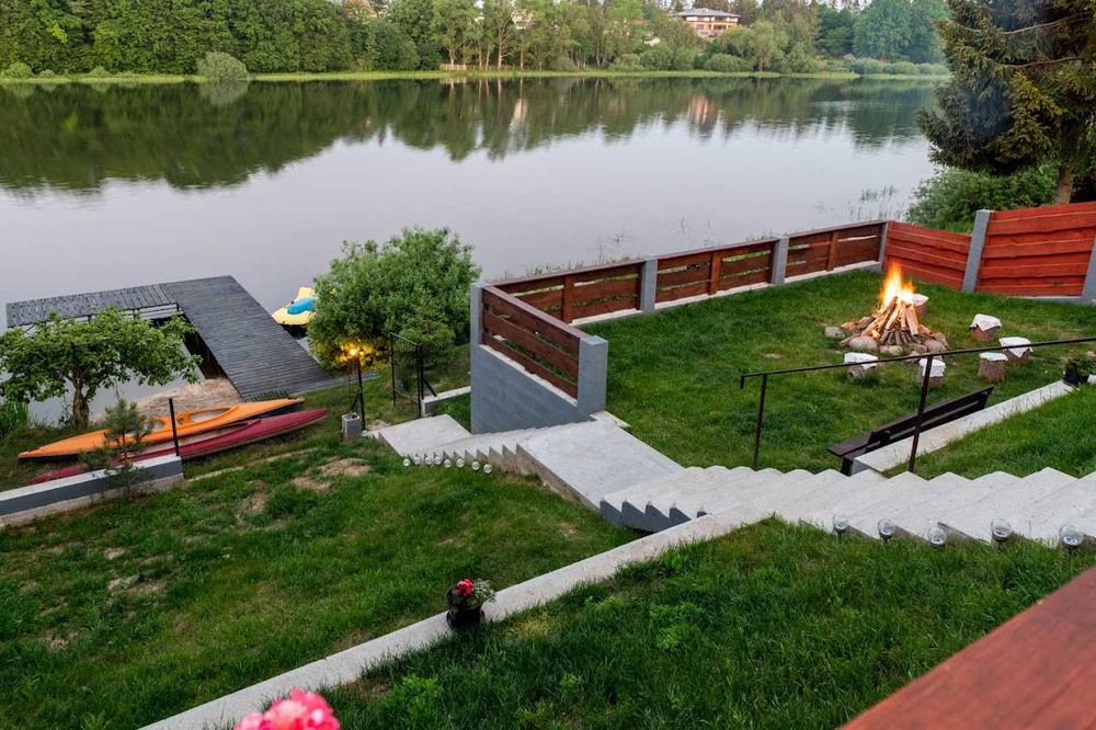 Domek nad jeziorem  z linią brzegowa . Trojmiasto
