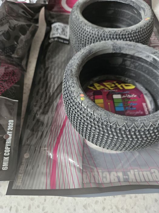 Opony 6mik Rapid Truggy 1/8