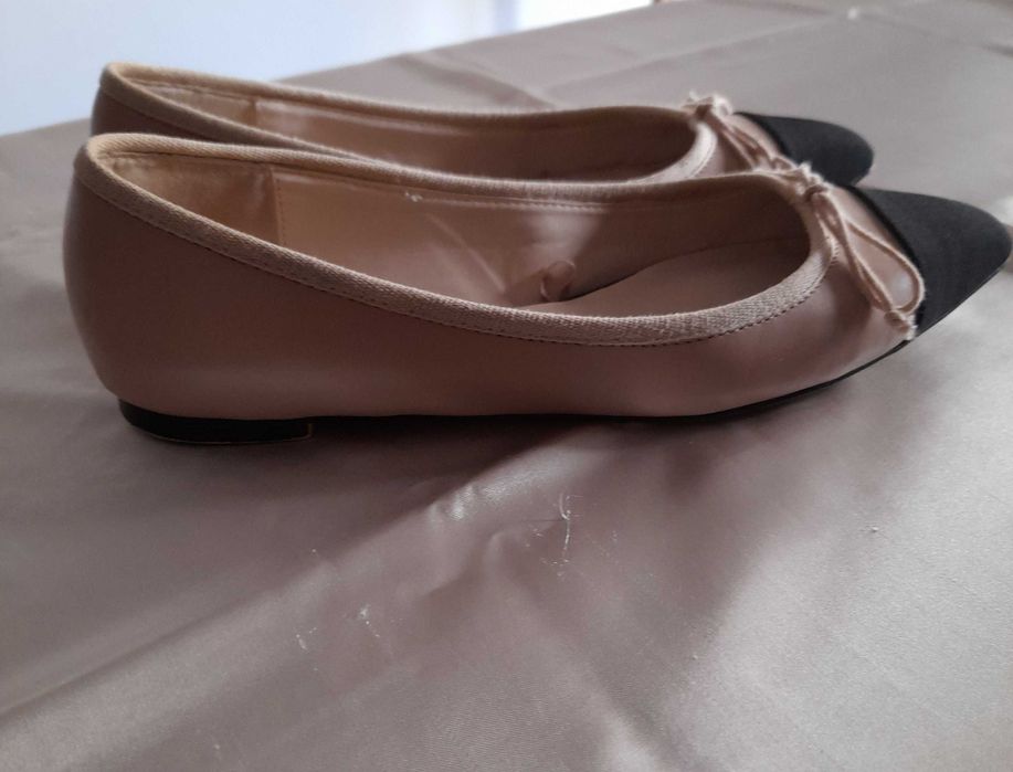 Sapatos Zara bege, com biqueira preta, e lacinhos. N° 36