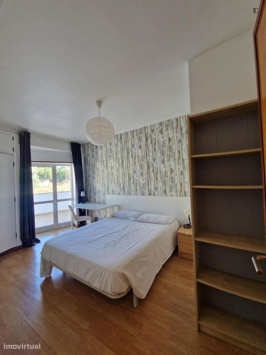 Quarto - localizado em  Coimbra