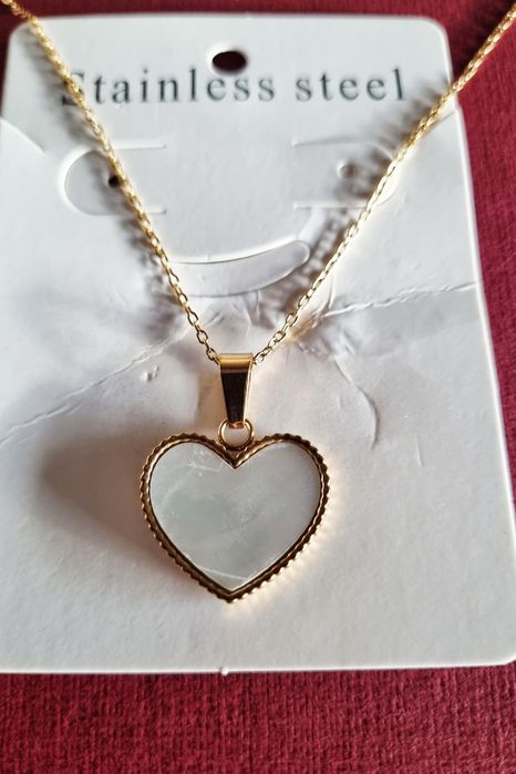 Colar dourado, em aço, com coração em madrepérola. 24cm