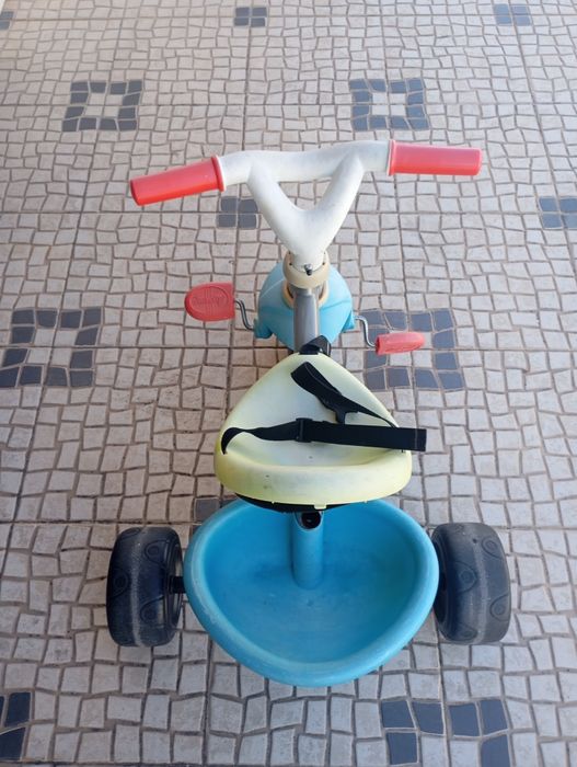Triciclo Pedais Criança