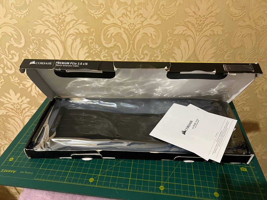 Райзер  CORSAIR Premium PCIe 3.0 x16 Extension Cable 300мм