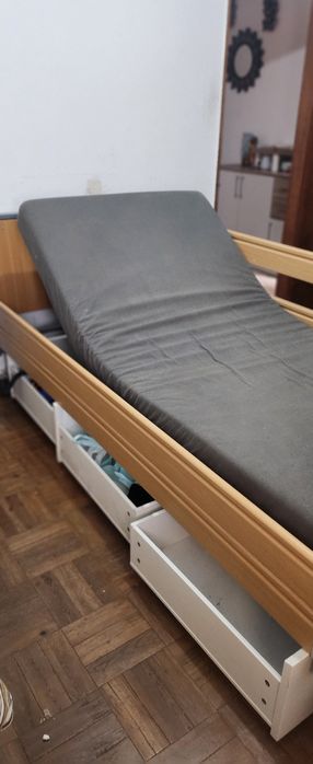 Cama articular para tratar pessoas idosas
