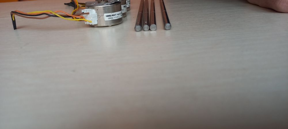 Набір  4 крокових двигунів та 4 вала для станка чпу.