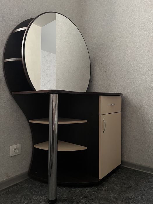 Продам трюмо косметичний столик для макіяжу комод
