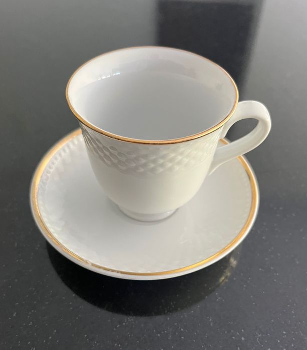Serviço de louça en porcelana branca com fio dourado em muito bom estado