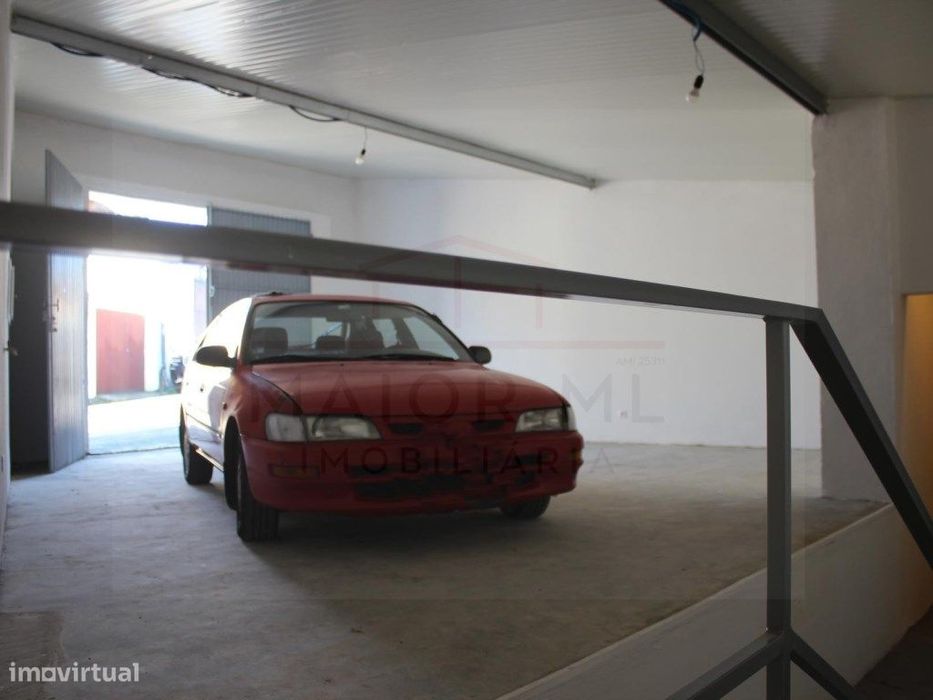 Garagem e Arrecadação Fechada a 3 Km de Rio Maior