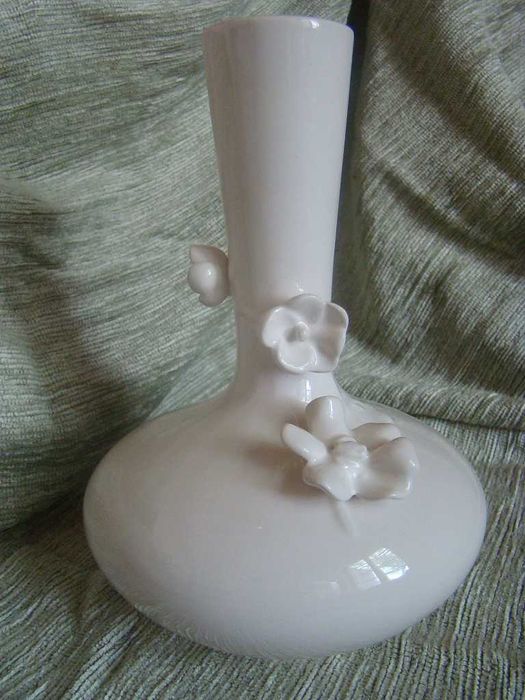 Biały ceramiczny wazon