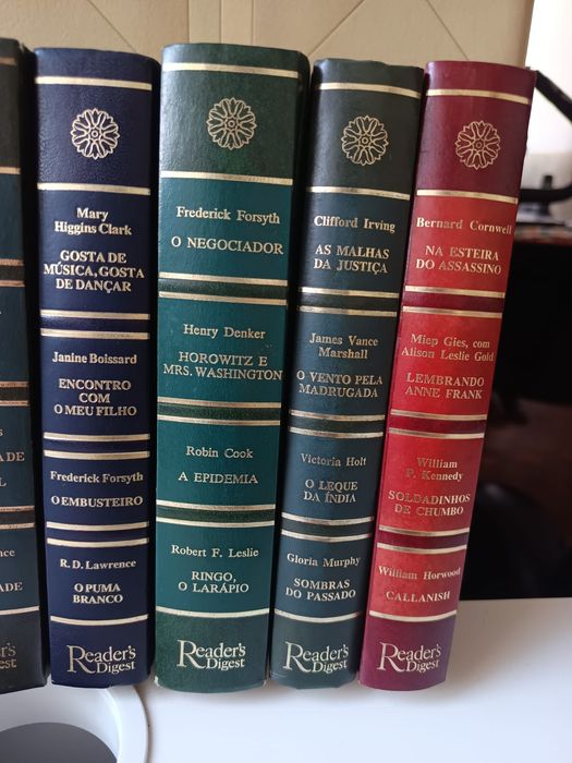 18 volumes de livros condensados