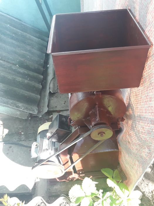 Електро млин для переробки зерна на дерть