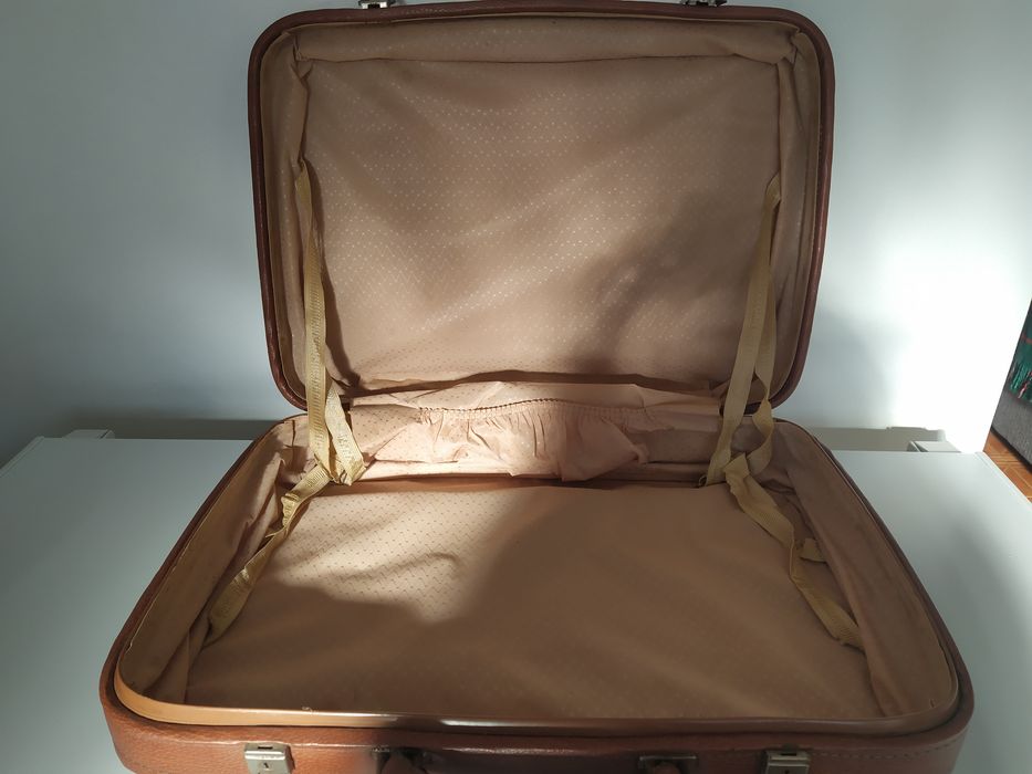 Vendo mala de viagem em pele com fivelas -Vintage