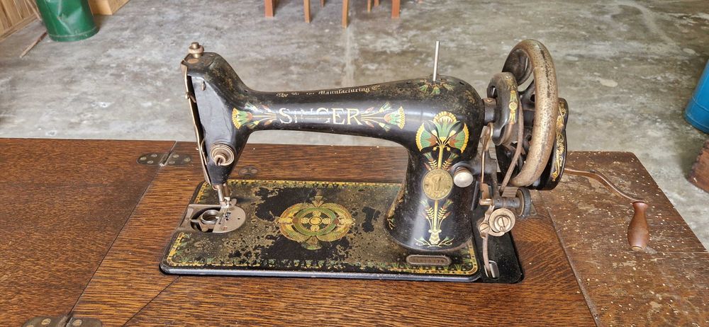 Máquina de Costura Antiga Singer com móvel
